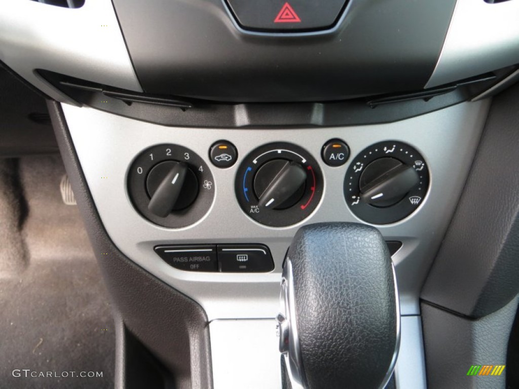 2014 Ford Focus SE Hatchback Controls Photo #85348886
