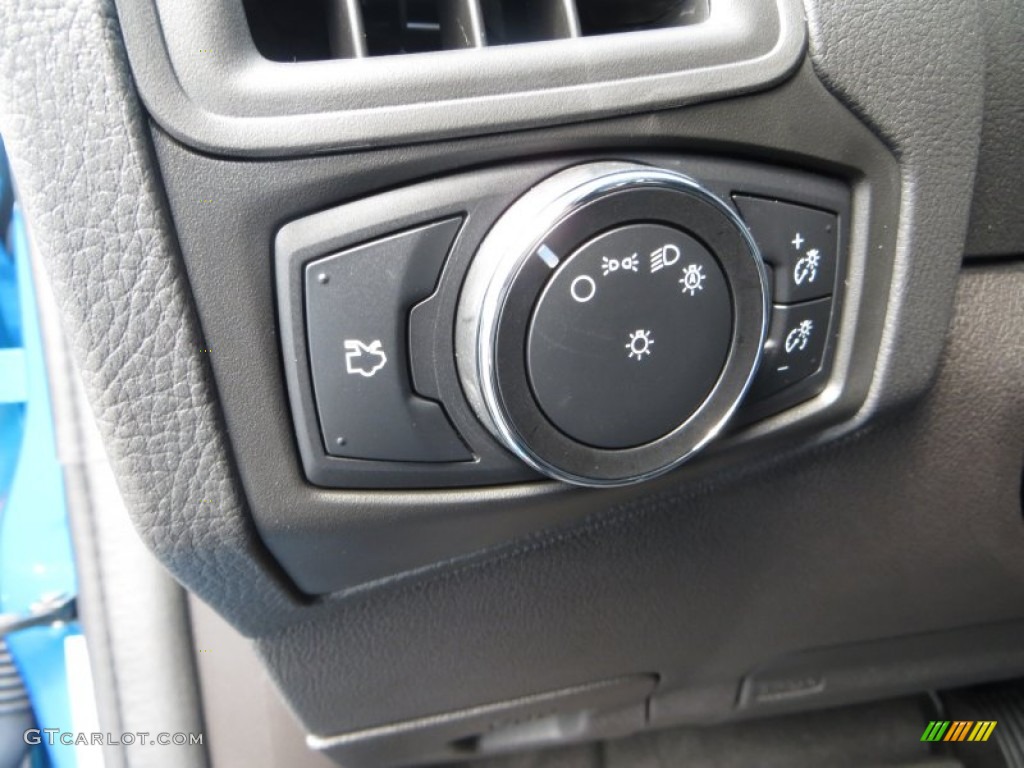 2014 Ford Focus SE Hatchback Controls Photo #85348934