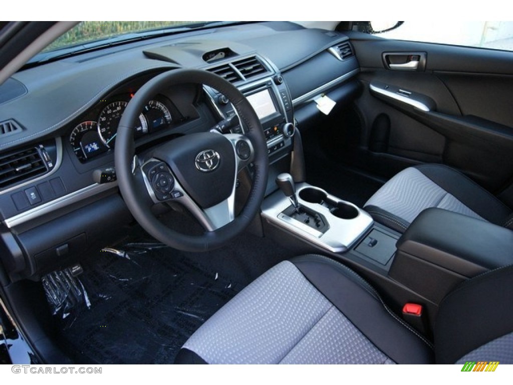 Black/Ash Interior 2014 Toyota Camry SE Photo #85349293