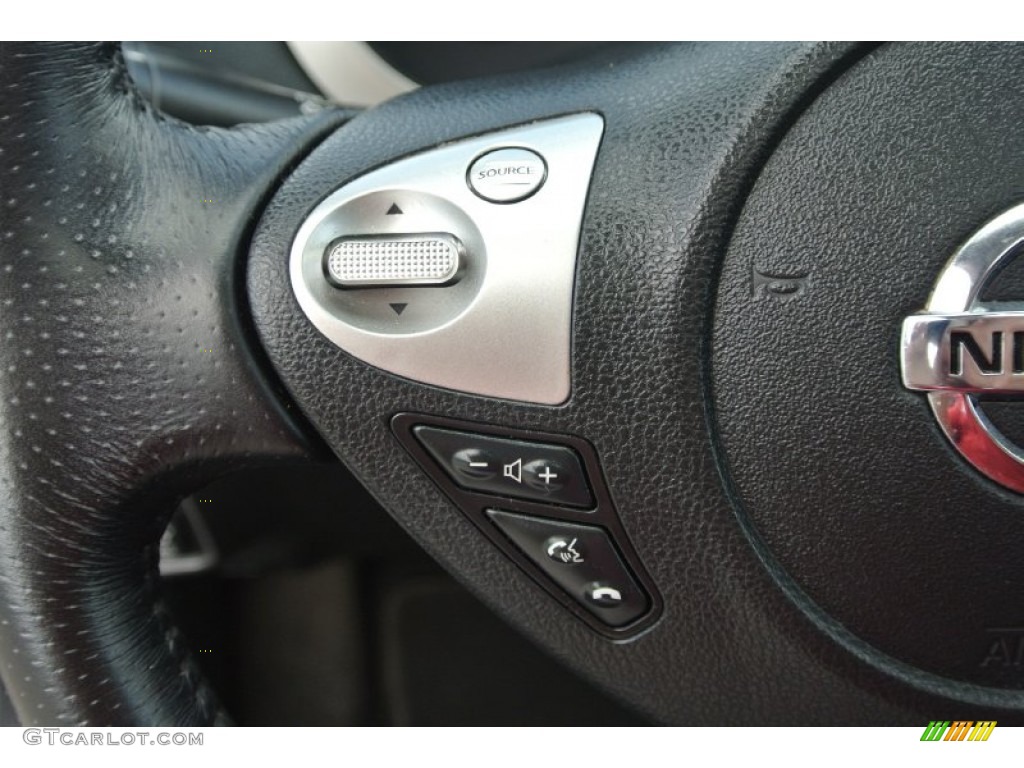 2011 Nissan Juke SV AWD Controls Photos