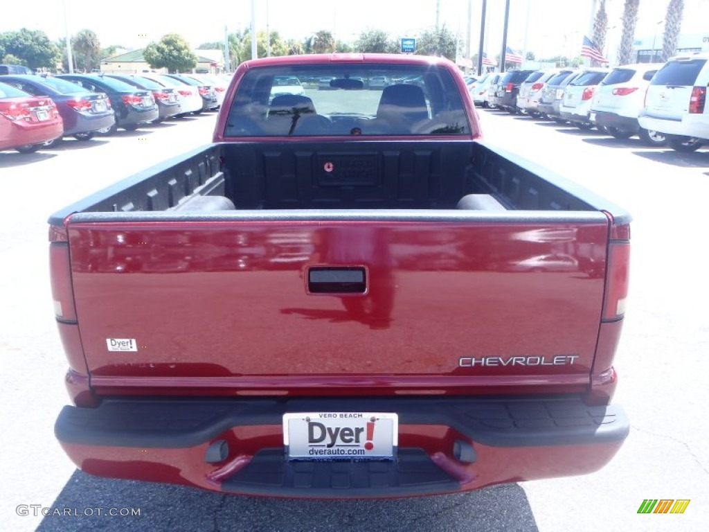 2001 S10 LS Extended Cab - Dark Cherry Red Metallic / Graphite photo #4