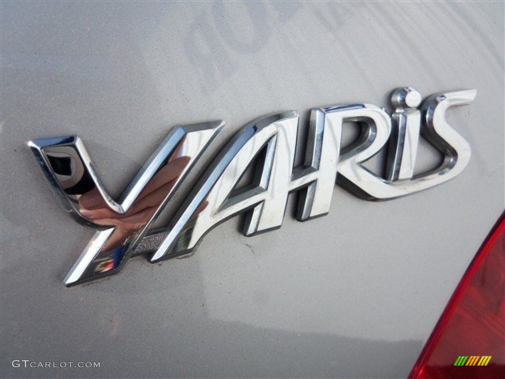 2010 Yaris Sedan - Silver Streak Mica / Dark Charcoal photo #11