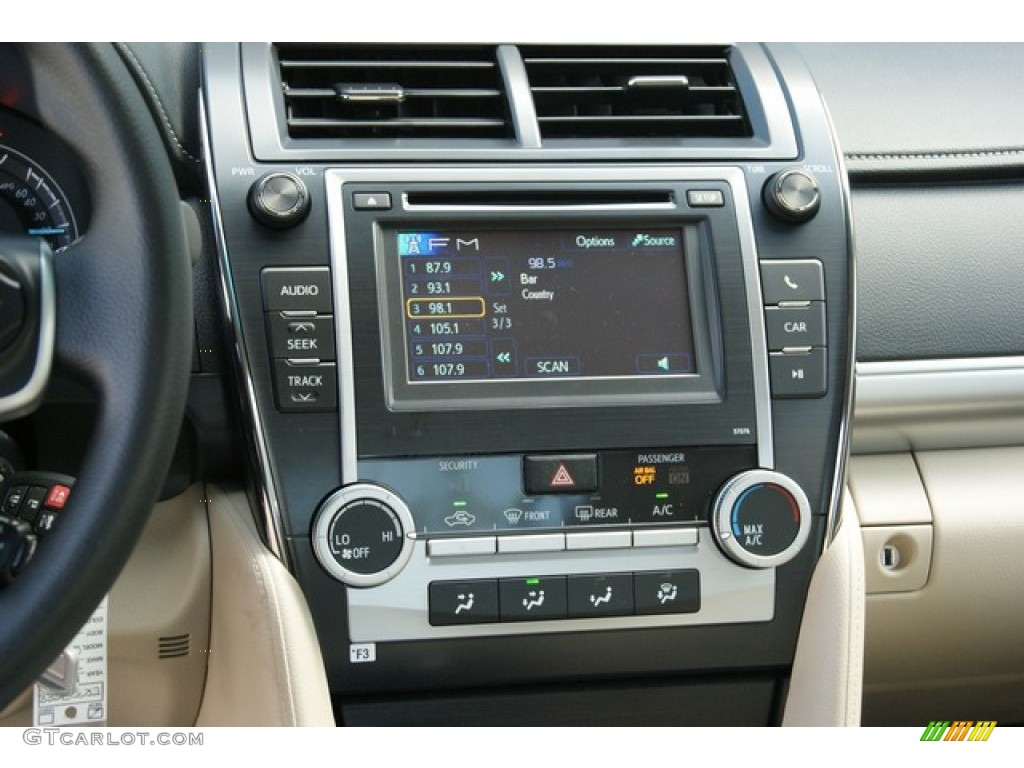 2014 Toyota Camry LE Controls Photo #85386823