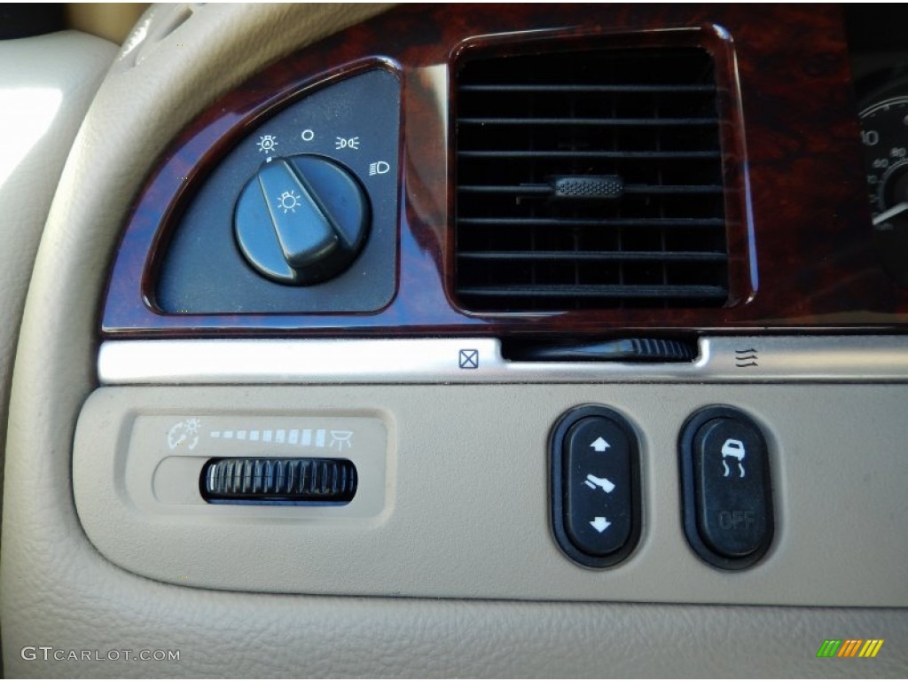 2006 Town Car Signature - Ceramic White Tri-Coat / Light Camel photo #25