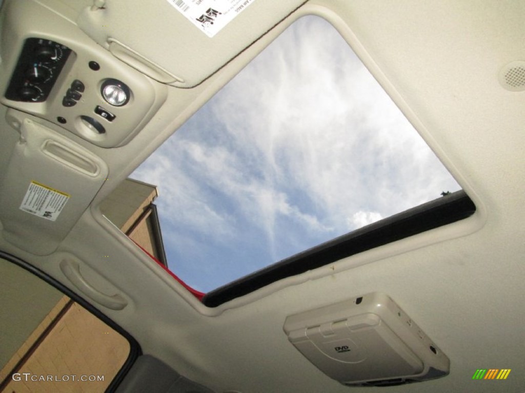 2005 Suburban 1500 LT 4x4 - Victory Red / Gray/Dark Charcoal photo #20