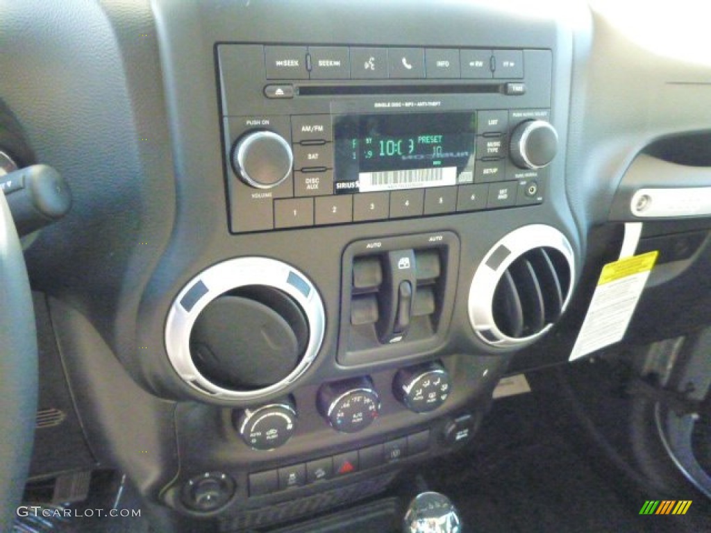 2014 Jeep Wrangler Unlimited Rubicon 4x4 Controls Photo #85475811
