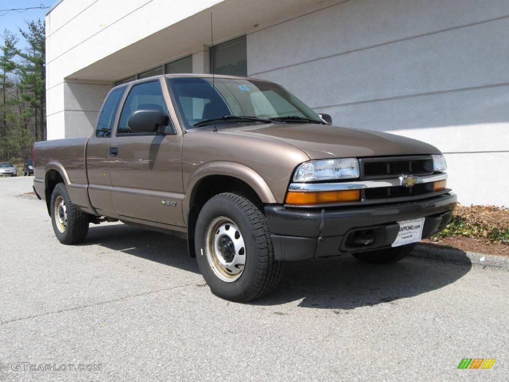 2002 S10 Extended Cab 4x4 - Sandalwood Metallic / Medium Gray photo #1