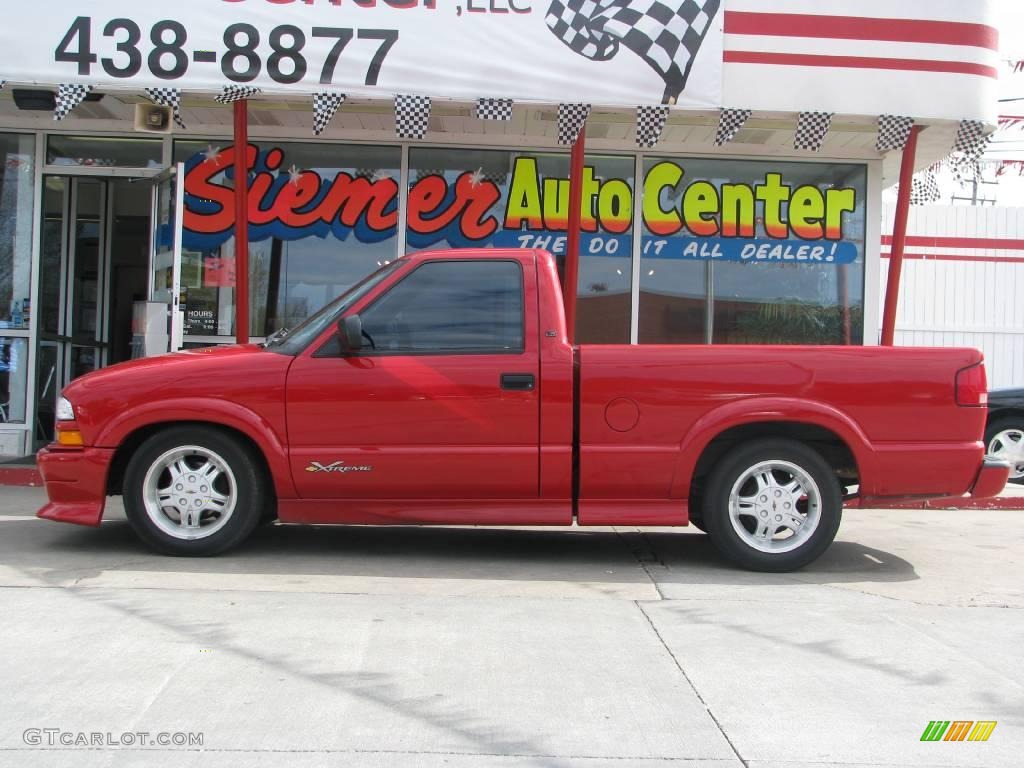 2000 S10 Xtreme Regular Cab - Victory Red / Graphite photo #1