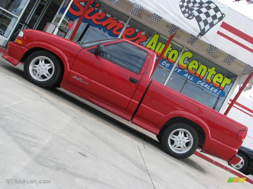 2000 S10 Xtreme Regular Cab - Victory Red / Graphite photo #2