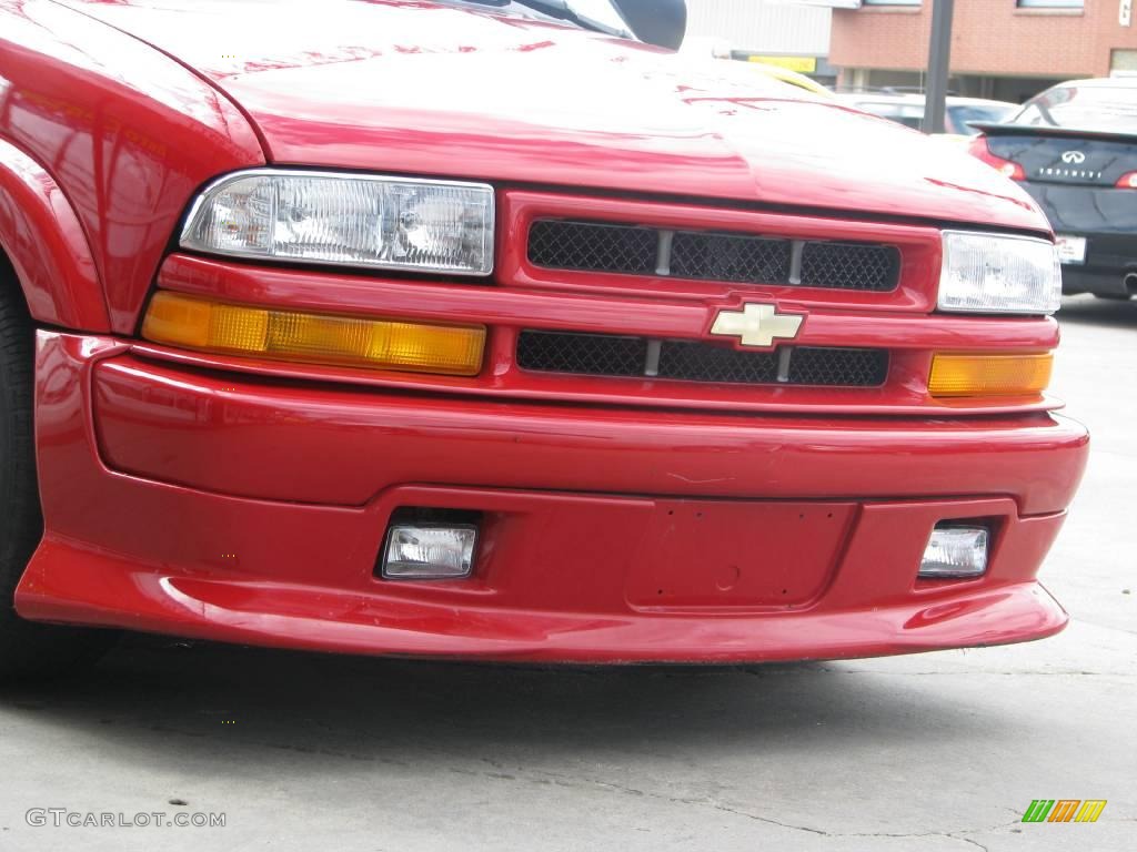 2000 S10 Xtreme Regular Cab - Victory Red / Graphite photo #9