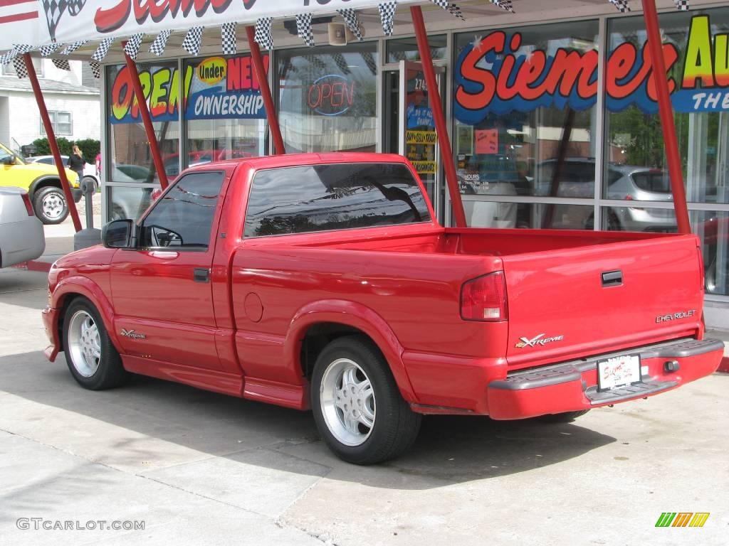 2000 S10 Xtreme Regular Cab - Victory Red / Graphite photo #11