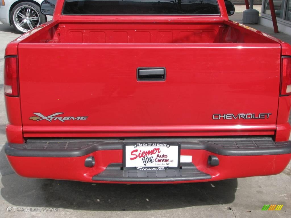 2000 S10 Xtreme Regular Cab - Victory Red / Graphite photo #12
