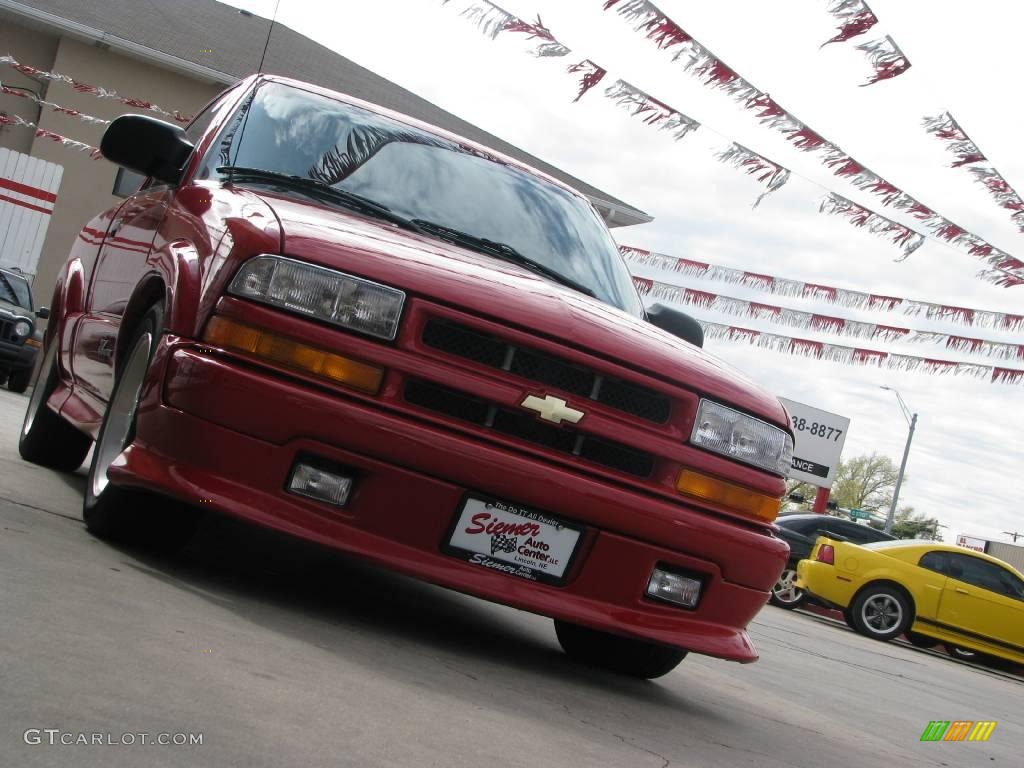 2000 S10 Xtreme Regular Cab - Victory Red / Graphite photo #14