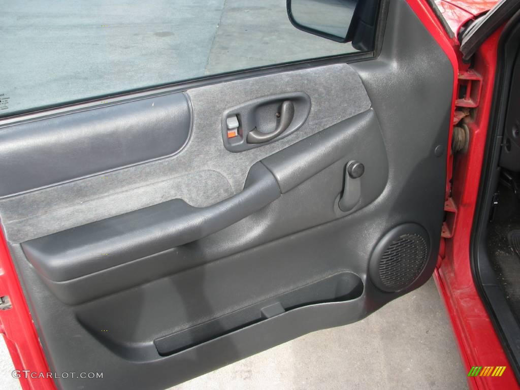 2000 S10 Xtreme Regular Cab - Victory Red / Graphite photo #16