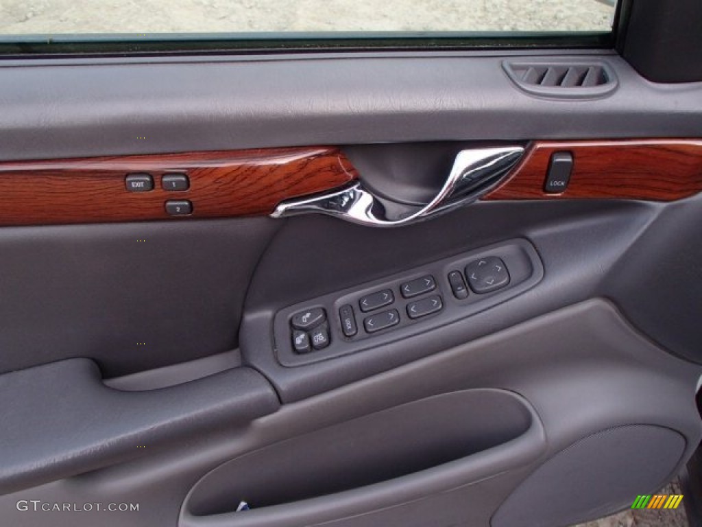 2005 DeVille Sedan - Cotillion White / Dark Gray photo #10