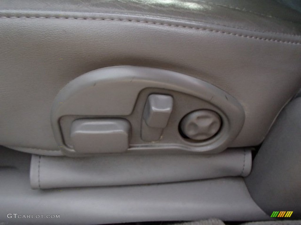 2005 DeVille Sedan - Cotillion White / Dark Gray photo #11