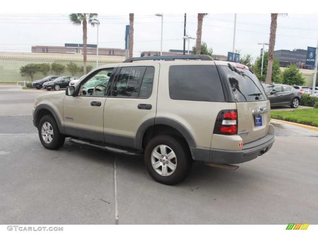 2006 Explorer XLT - Pueblo Gold Metallic / Camel photo #7