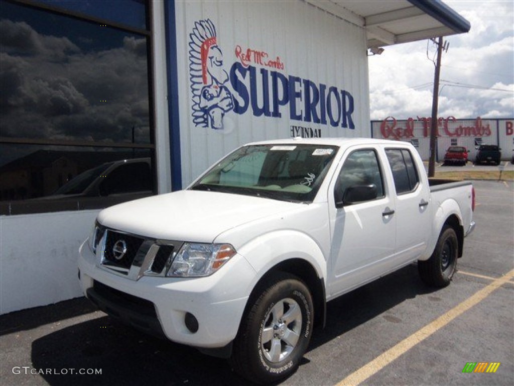 Avalanche White Nissan Frontier