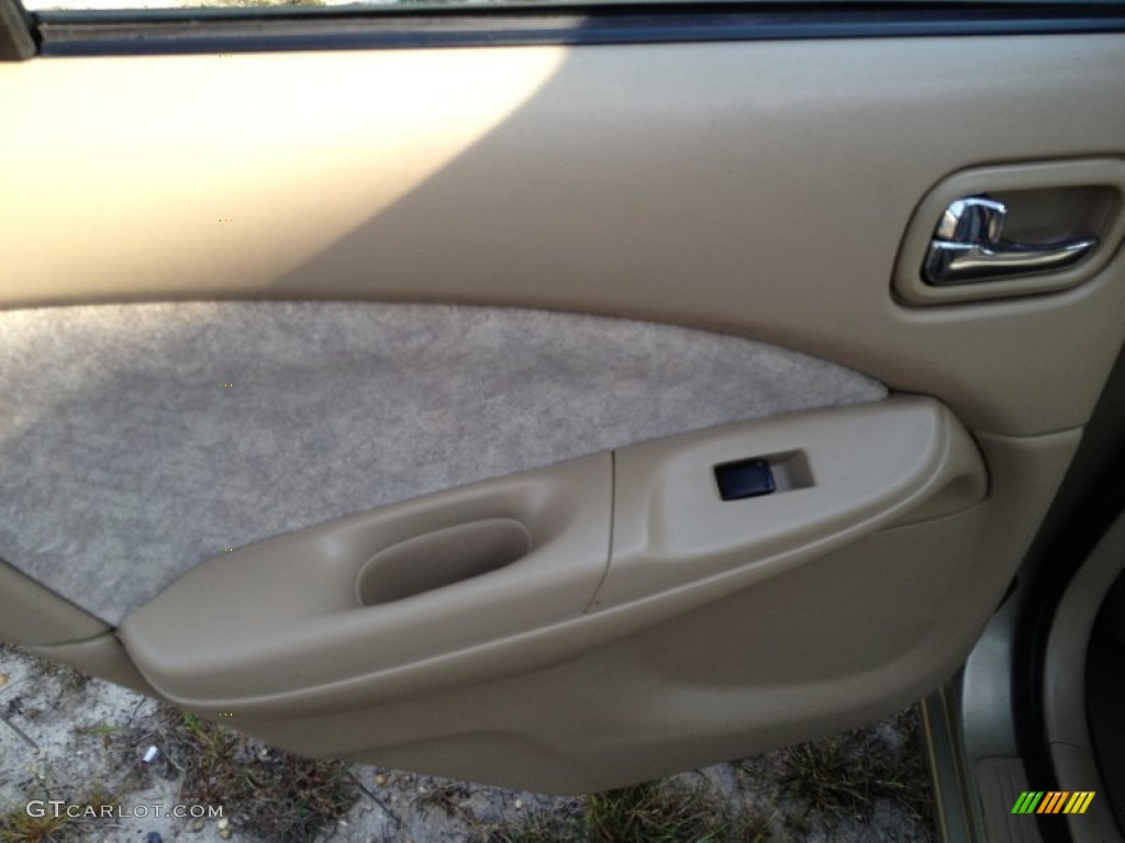 2002 Sentra GXE - Iced Cappuccino / Sand Beige photo #18