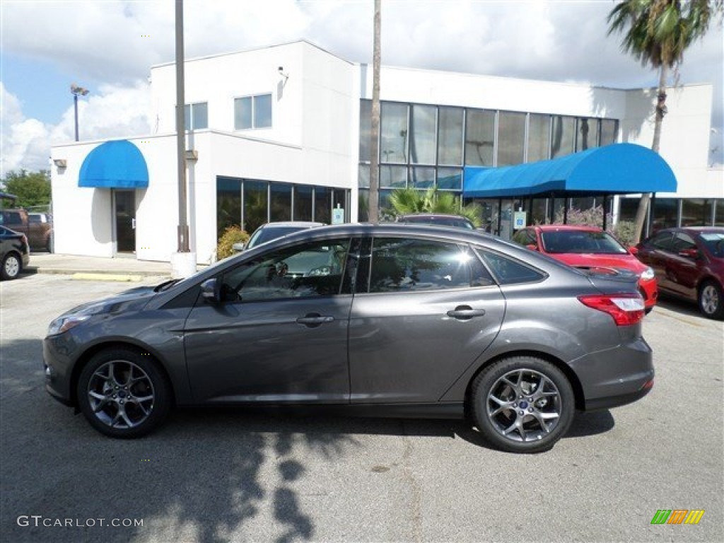 2014 Focus SE Sedan - Sterling Gray / Charcoal Black photo #2