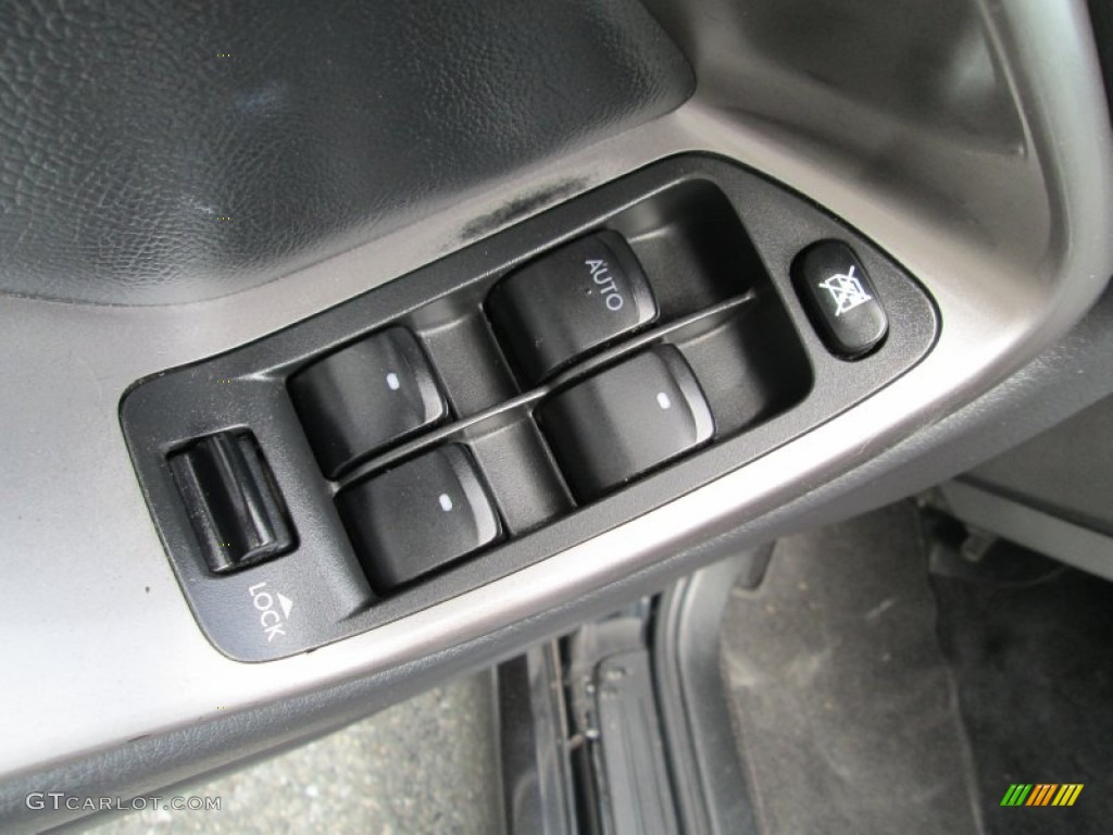2005 Subaru Legacy 2.5i Limited Wagon Controls Photo #85554659