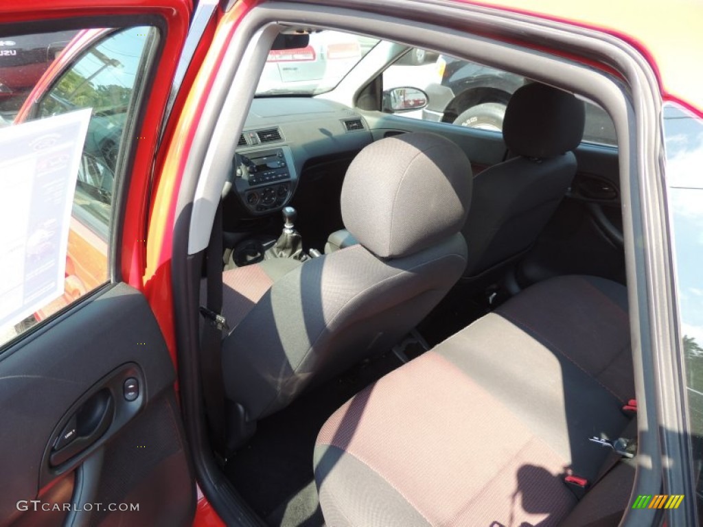 Charcoal/Red Interior 2006 Ford Focus ZX4 ST Sedan Photo #85562255