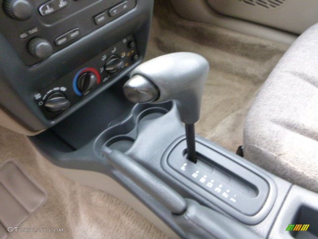 2004 Cavalier Coupe - Sandrift Metallic / Neutral photo #12