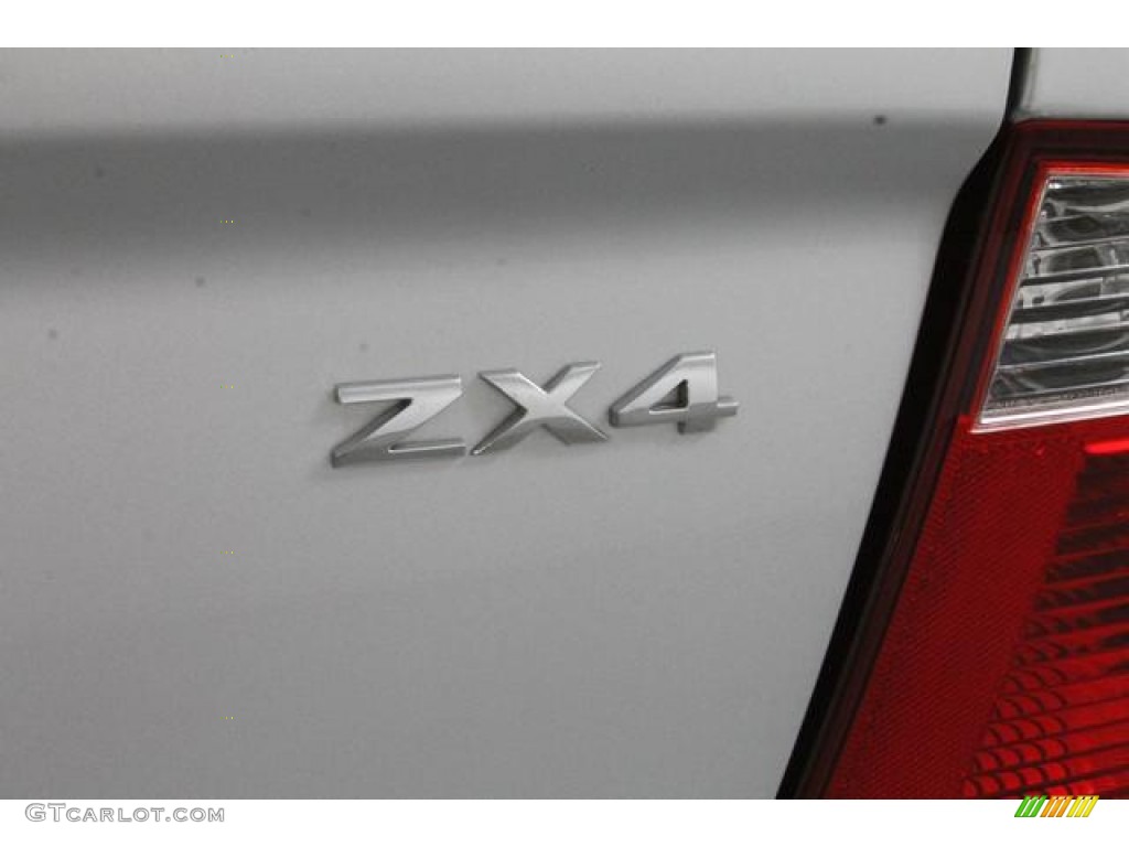 2005 Focus ZX4 SES Sedan - CD Silver Metallic / Dark Flint/Light Flint photo #16