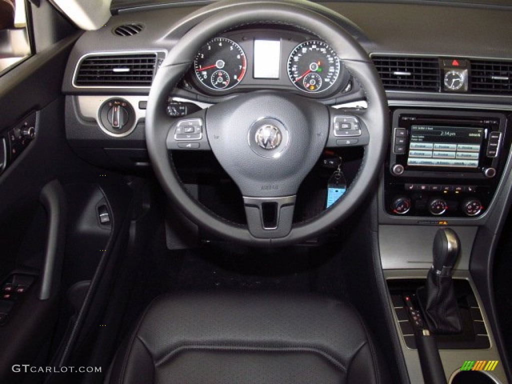 2014 Volkswagen Passat 2.5L SE Dashboard Photos