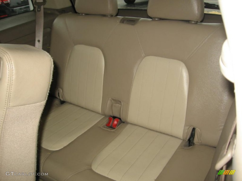 2005 Mountaineer V6 AWD - Oxford White / Medium Dark Parchment photo #19