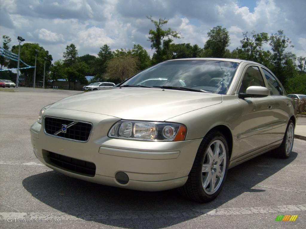 2005 S60 2.5T - Lunar Gold Metallic / Taupe photo #6