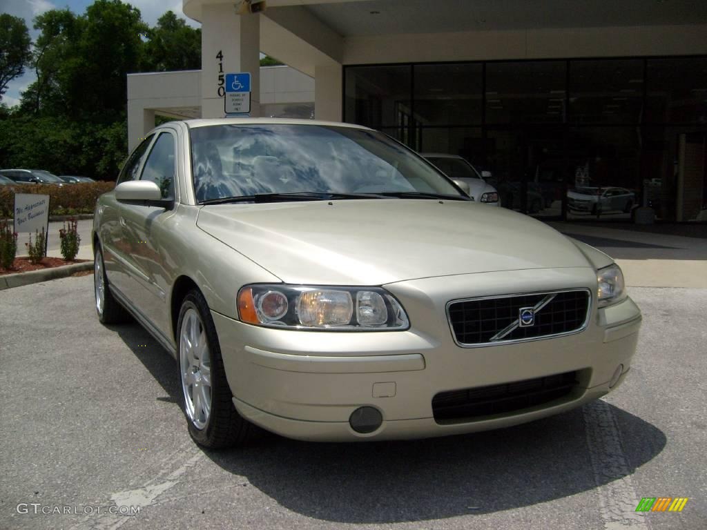 2005 S60 2.5T - Lunar Gold Metallic / Taupe photo #8