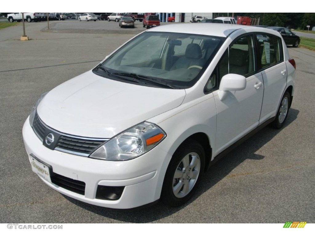 2009 Versa 1.8 SL Hatchback - Fresh Powder / Beige photo #1