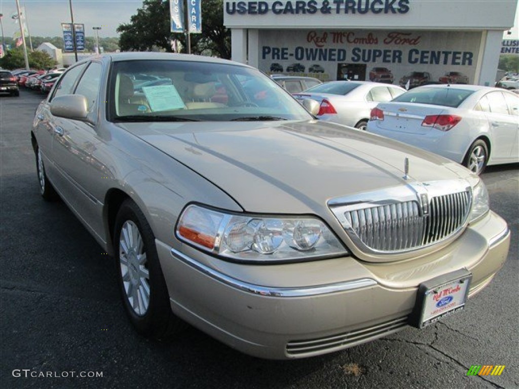 2005 Town Car Signature - Light French Silk Clearcoat / Light Parchment/Medium Dark Parchment photo #1
