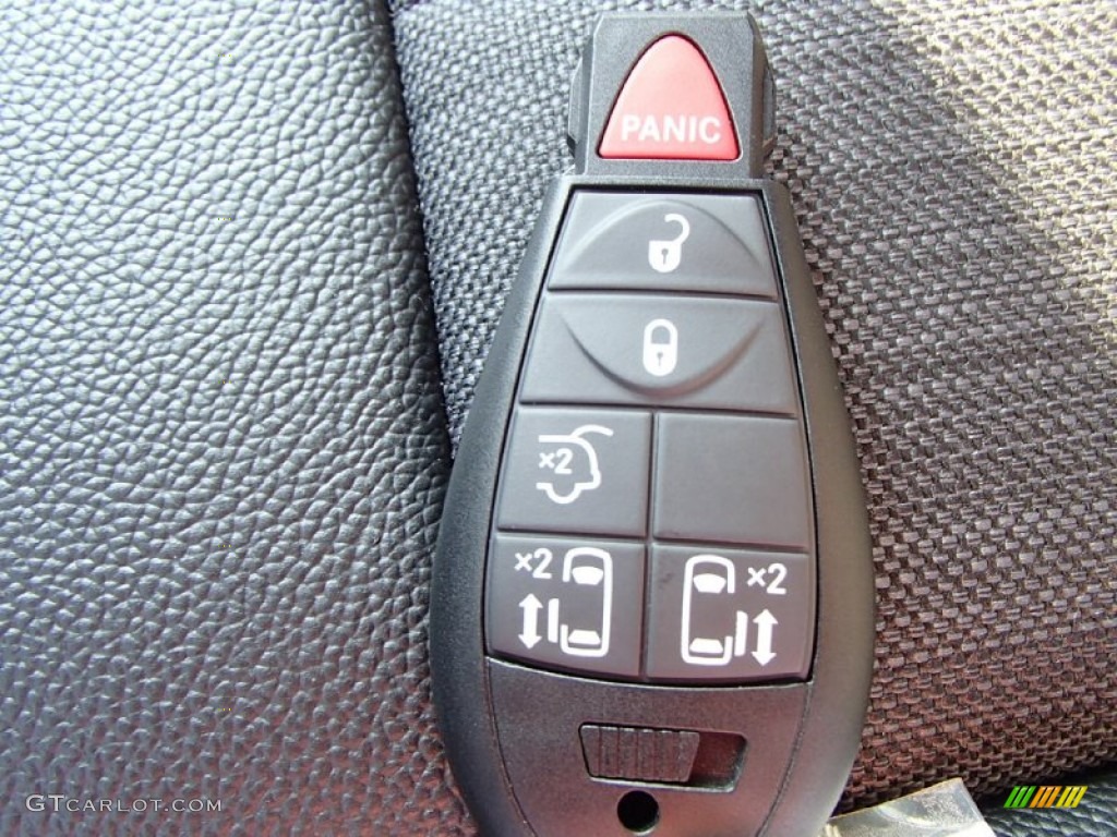 2014 Chrysler Town & Country S Keys Photo #85684364