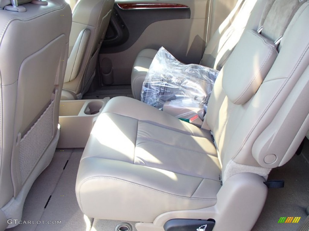 2014 Chrysler Town & Country Limited Rear Seat Photo #85685693
