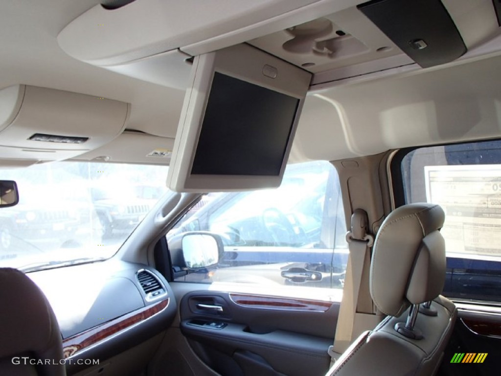 2014 Chrysler Town & Country Limited Entertainment System Photo #85685735