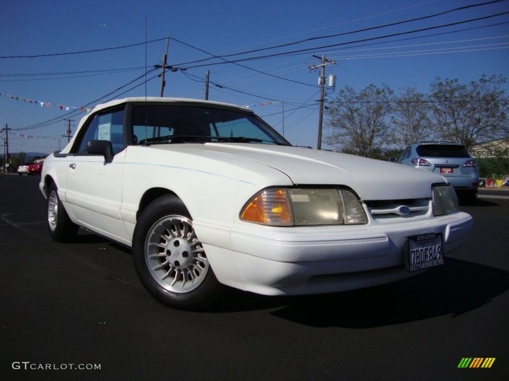 1993 Mustang LX Convertible - Vibrant White / Blue photo #1
