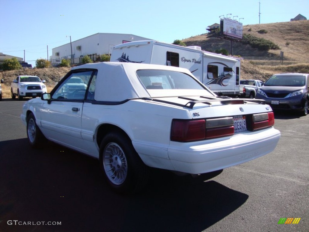 1993 Mustang LX Convertible - Vibrant White / Blue photo #5