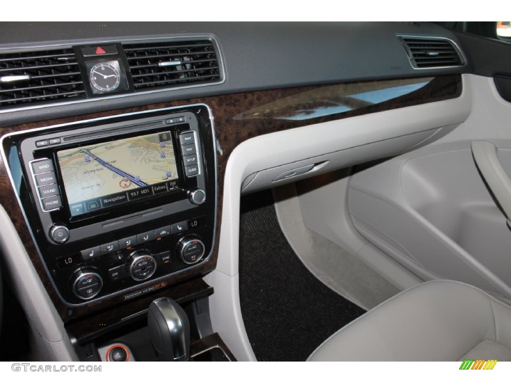 2014 Volkswagen Passat 1.8T SEL Premium Moonrock Dashboard Photo #85695257