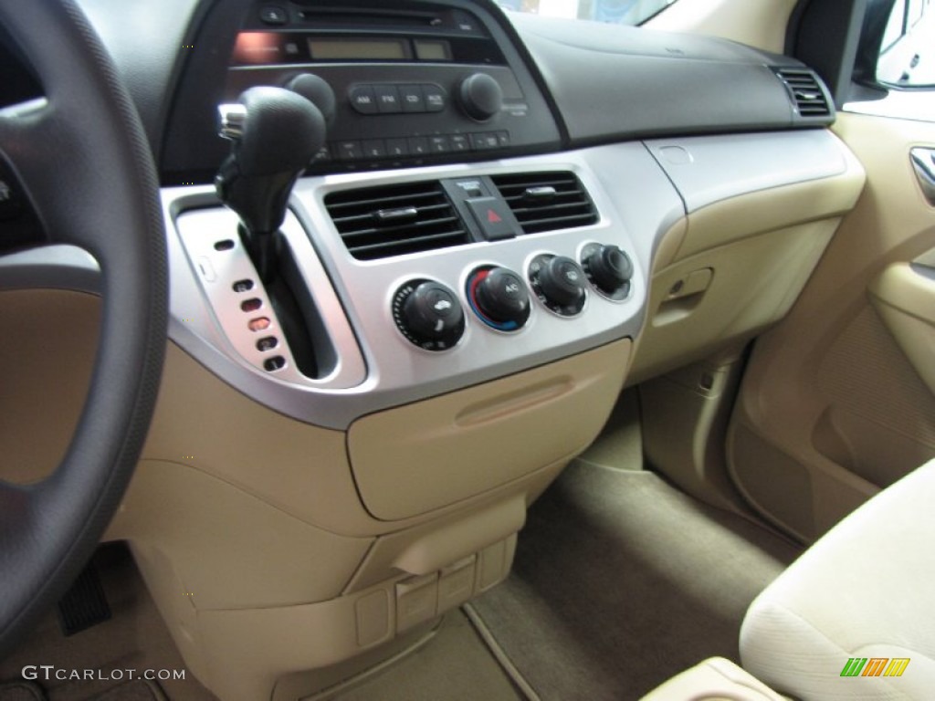 2010 Honda Odyssey LX Controls Photo #85710325