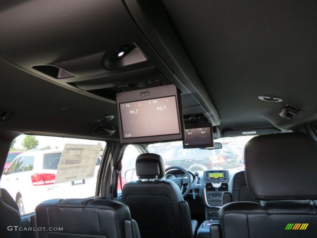 2014 Chrysler Town & Country S Entertainment System Photo #85715086