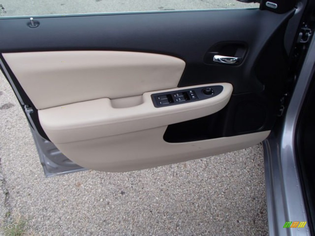 2014 Chrysler 200 Limited Sedan Door Panel Photos