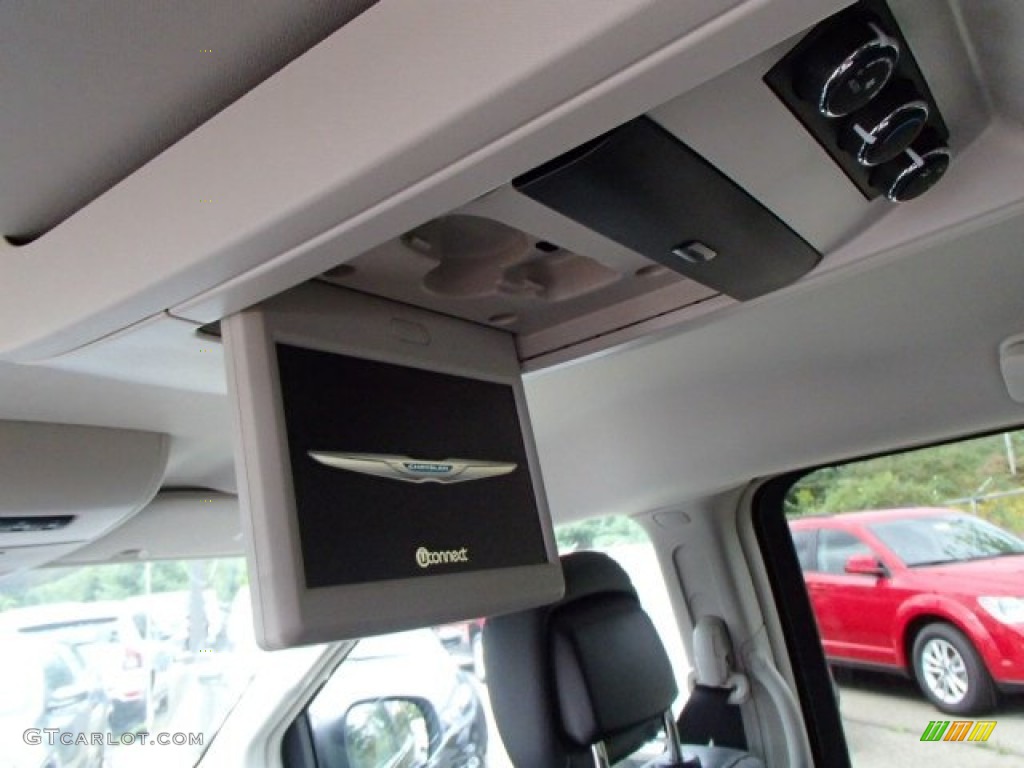2014 Town & Country Touring - Brilliant Black Crystal Pearl / Black/Light Graystone photo #13