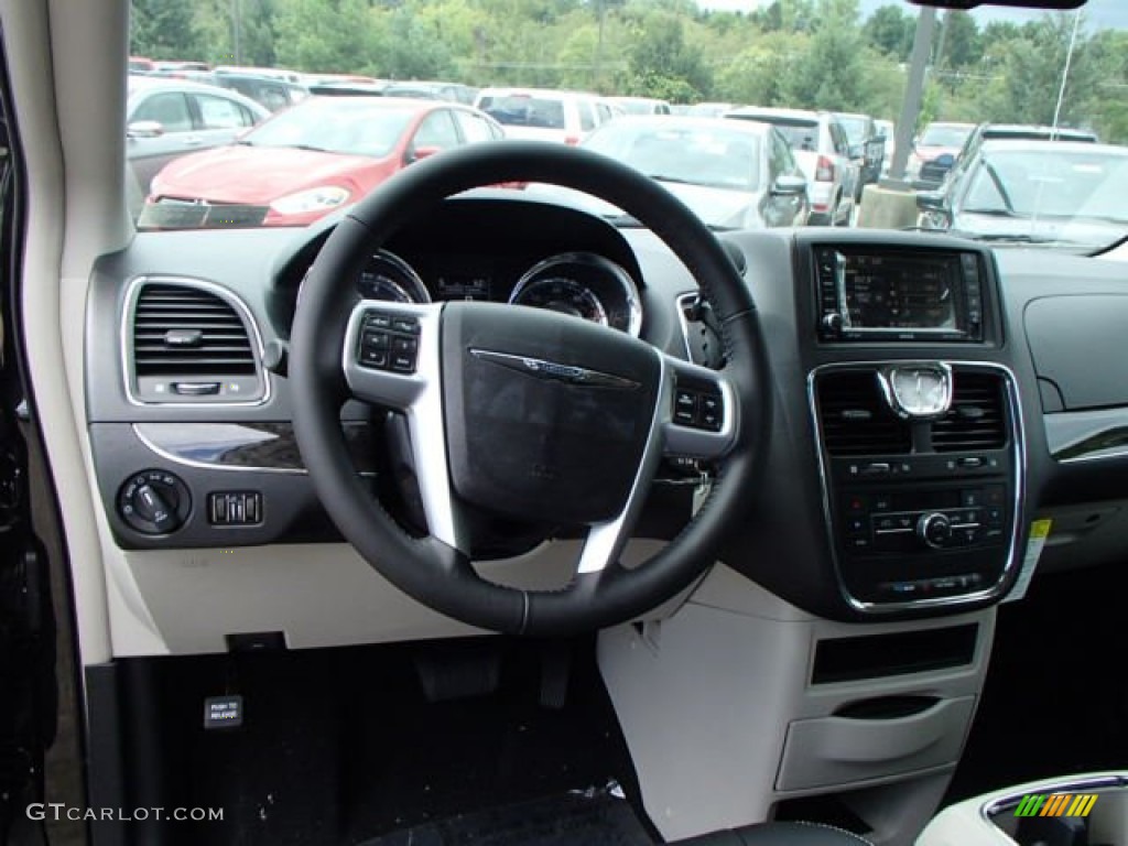 2014 Town & Country Touring - Brilliant Black Crystal Pearl / Black/Light Graystone photo #14