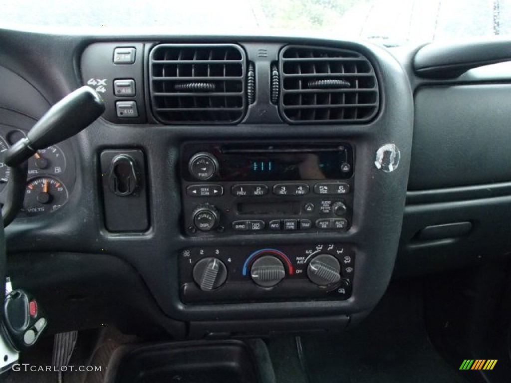 2004 S10 LS Crew Cab 4x4 - Dark Green Metallic / Graphite photo #11