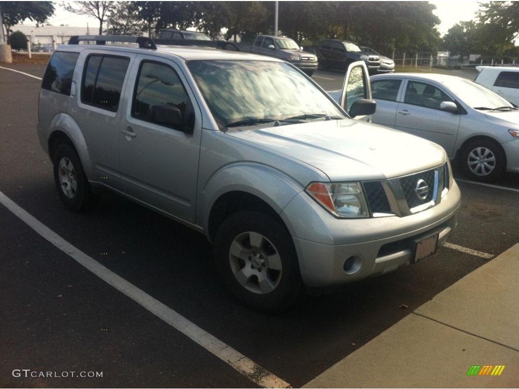 Silver Lightning Metallic Nissan Pathfinder