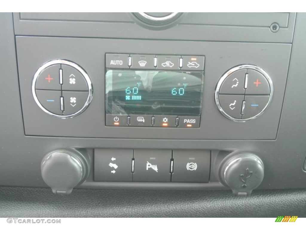 2014 Chevrolet Silverado 3500HD LT Crew Cab Dual Rear Wheel 4x4 Controls Photo #85816939