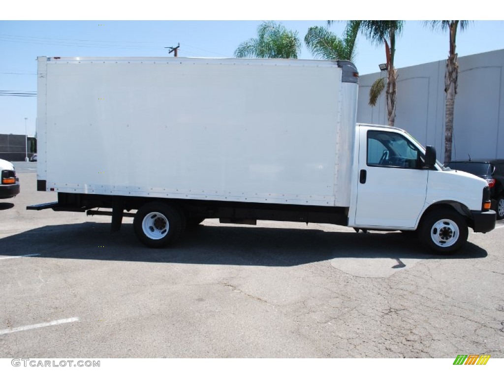 2005 Savana Cutaway 3500 Commercial Moving Truck - Summit White / Pewter photo #2