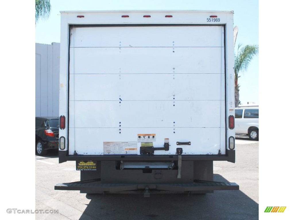 2005 Savana Cutaway 3500 Commercial Moving Truck - Summit White / Pewter photo #4